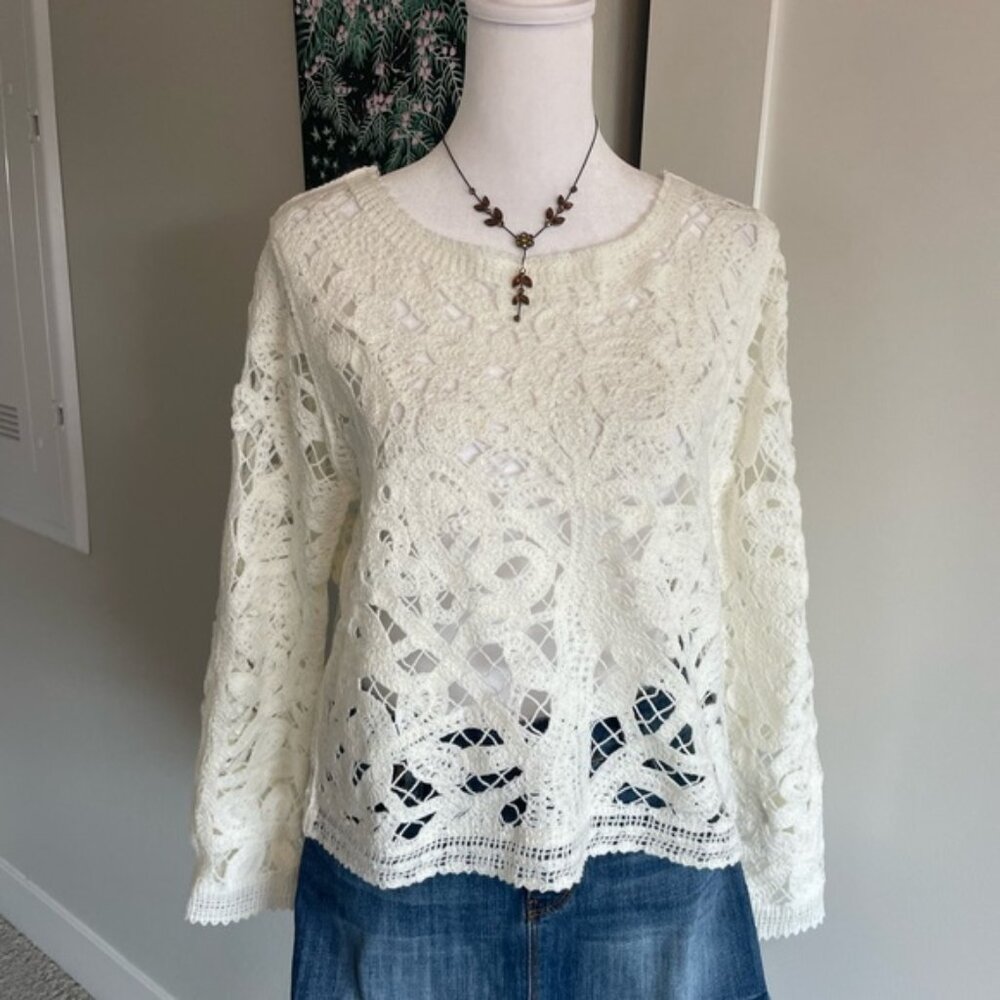 white knited sweater